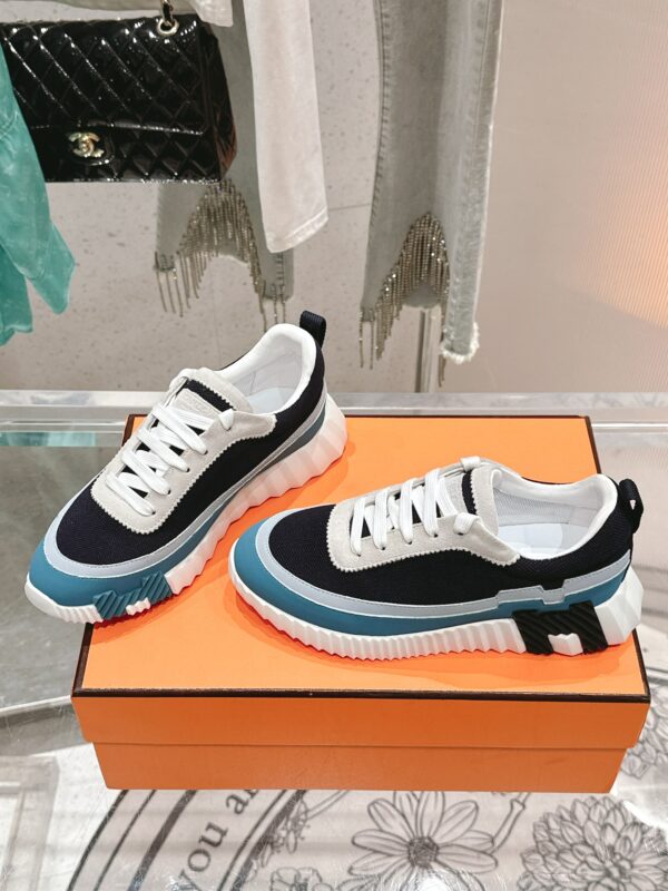 Basket bouncing blue white
